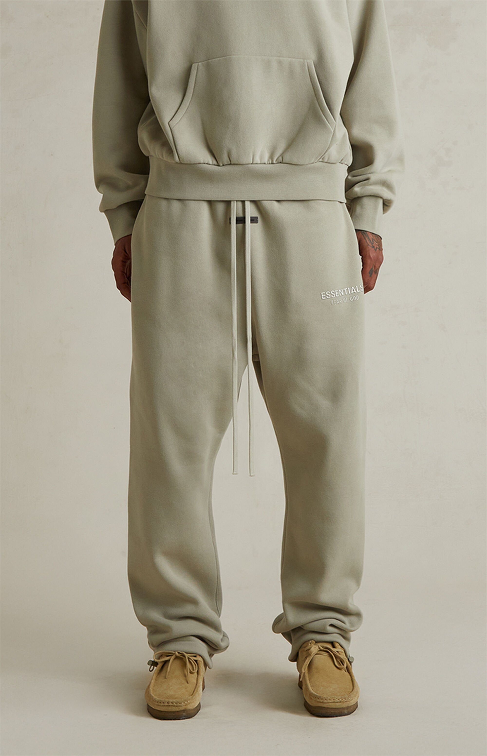 ESSENTIALS RELAXED FLEECE SWEATPANT - ABBEY STONE