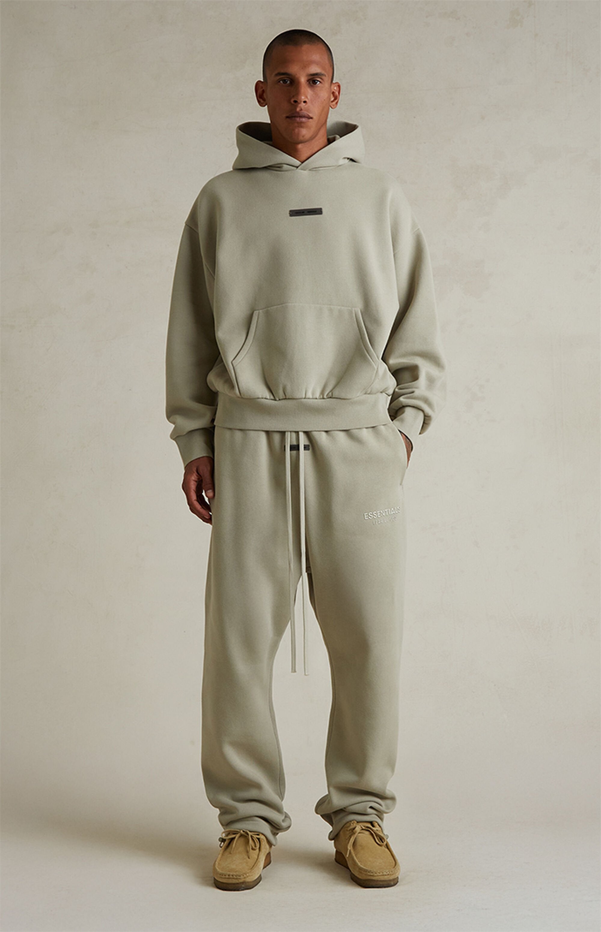 ESSENTIALS RELAXED FLEECE SWEATPANT - ABBEY STONE