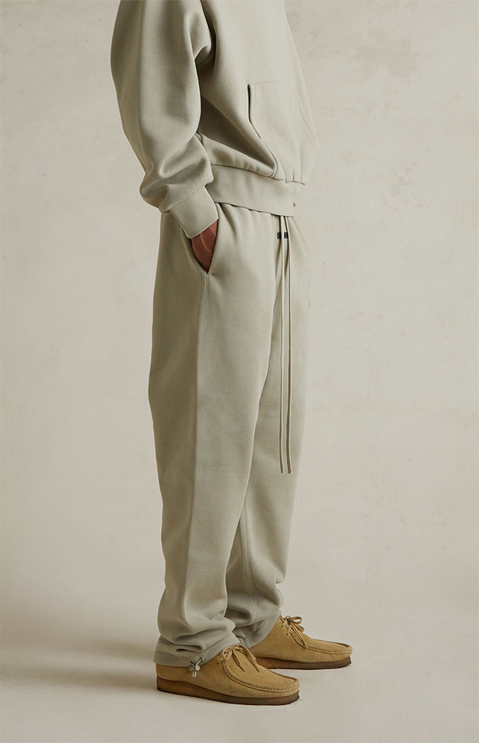 ESSENTIALS RELAXED FLEECE SWEATPANT - ABBEY STONE