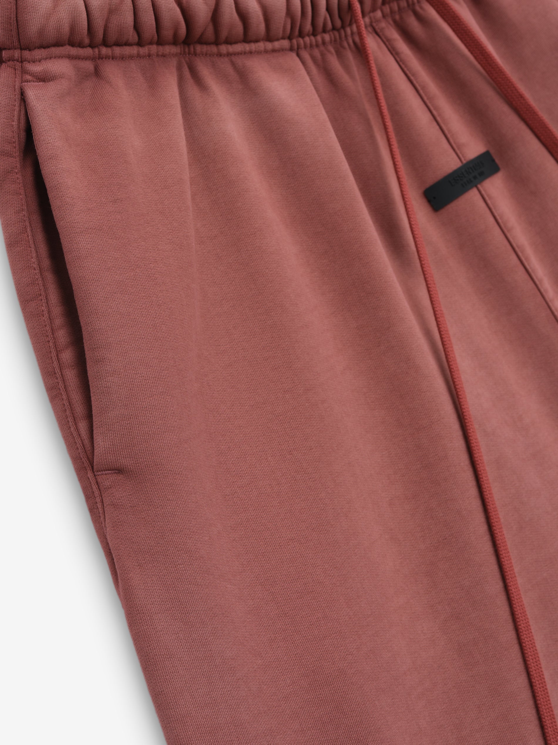 ESSENTIALS HEAVY FLEECE RELAXED SWEATPANT - CRIMSON