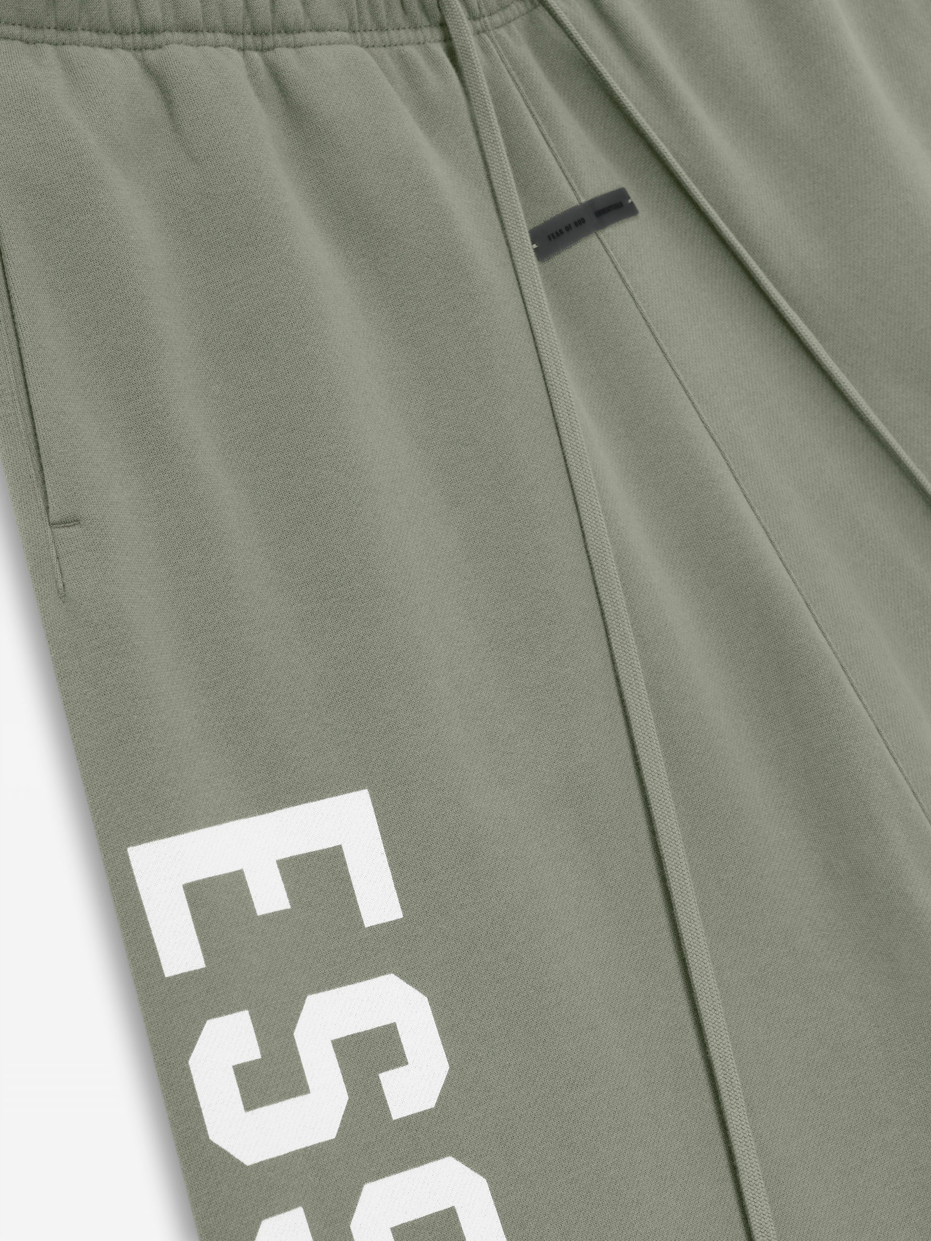 ESSENTIALS LOUNGE FLEECE SWEATPANT - MOSS