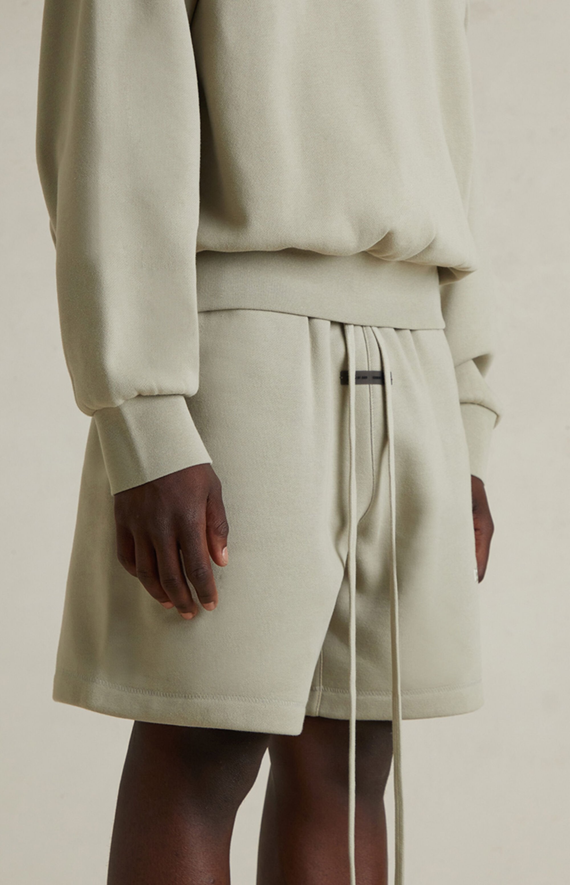 ESSENTIALS CLASSIC SWEATSHORT - ABBEY STONE